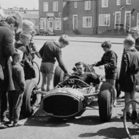 Jim Clark à Zandwoort avec ses plus jeunes fans ! Il n'était pas rare de voir une F1 dans le village près du circuit pour un petit run après une séance de mécanique...